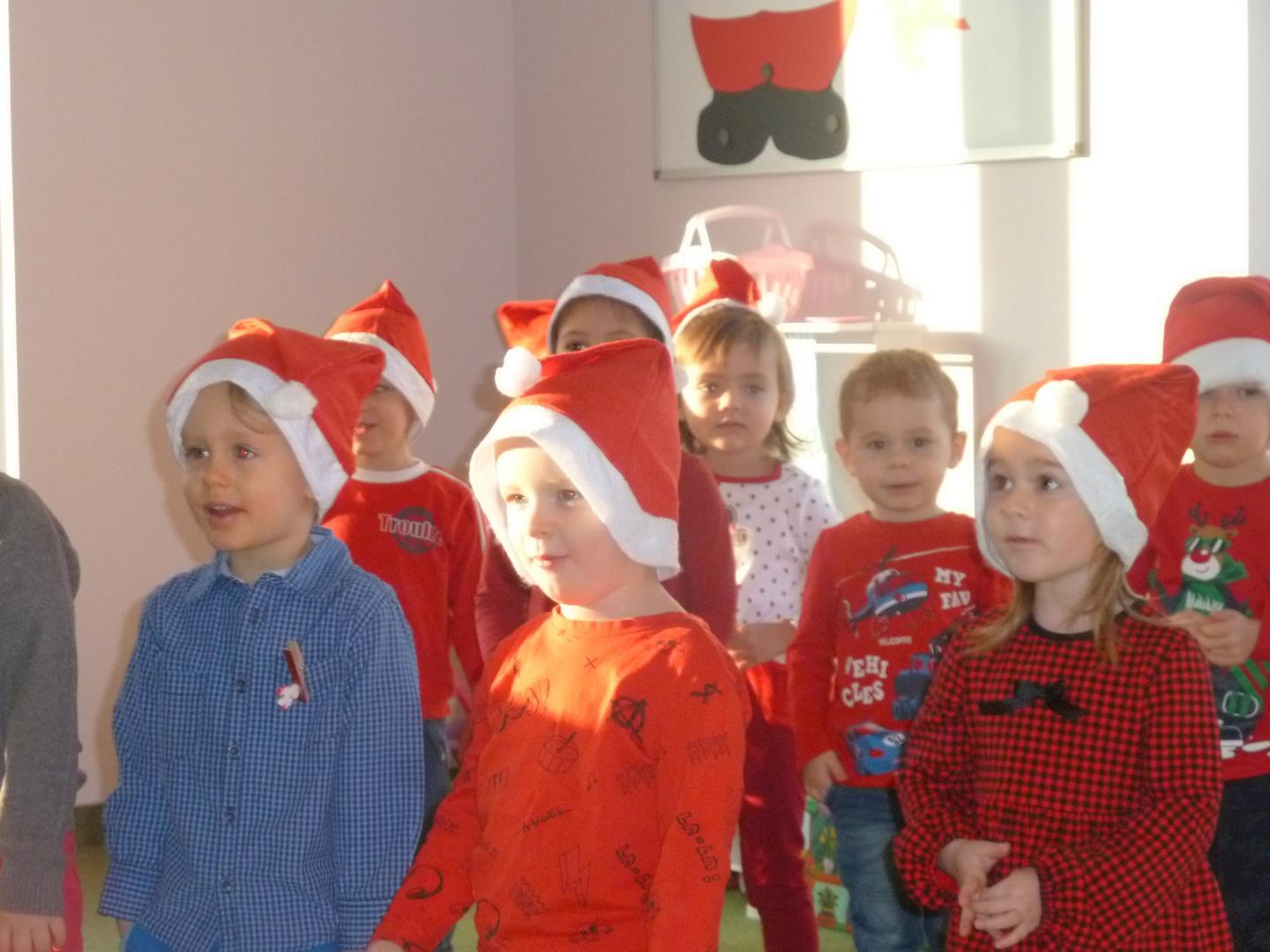 A Mikołaj pędzi, a Mikołaj gna. - Katolickie Niepubliczne Przedszkole