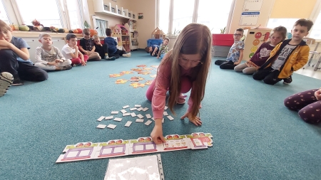 Śpiewające liście - logopedyczne zabawy grupowe w Różach.