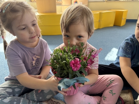 Ogrodniczka i zabawy logopedyczne wczesną wiosną.